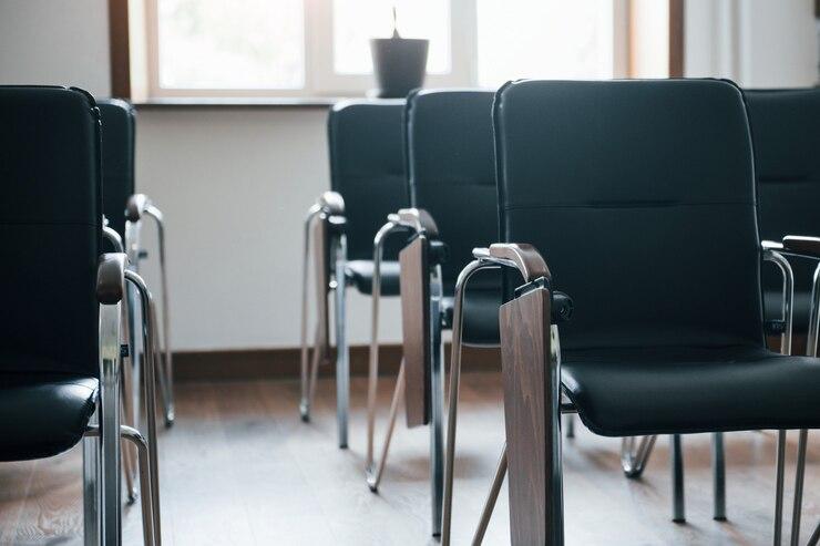 Razões para Investir em Cadeiras para Auditório com Prancheta: Conforto, Praticidade e Otimização de Espaço