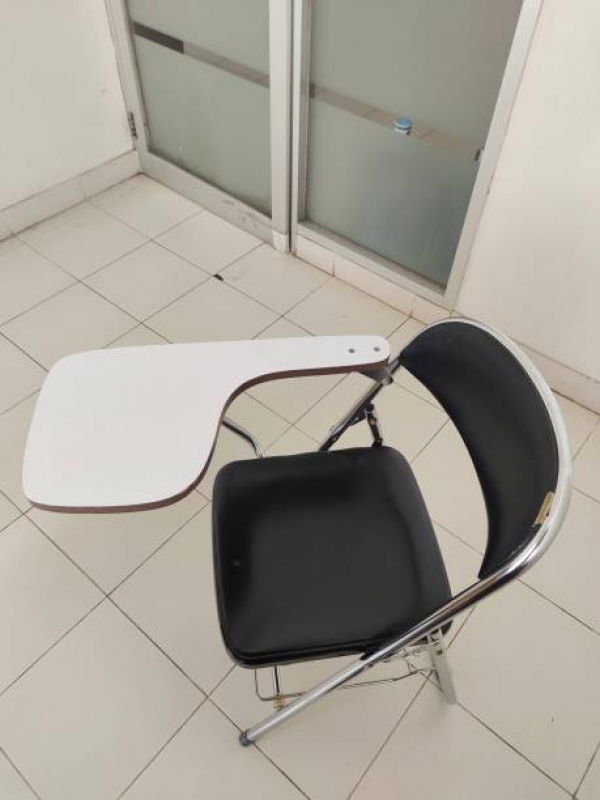 Cadeira com Prancheta Escamoteável São Francisco - Cadeira Corino com Prancheta