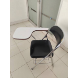 cadeira diretor com prancheta onde vende Araçuaí